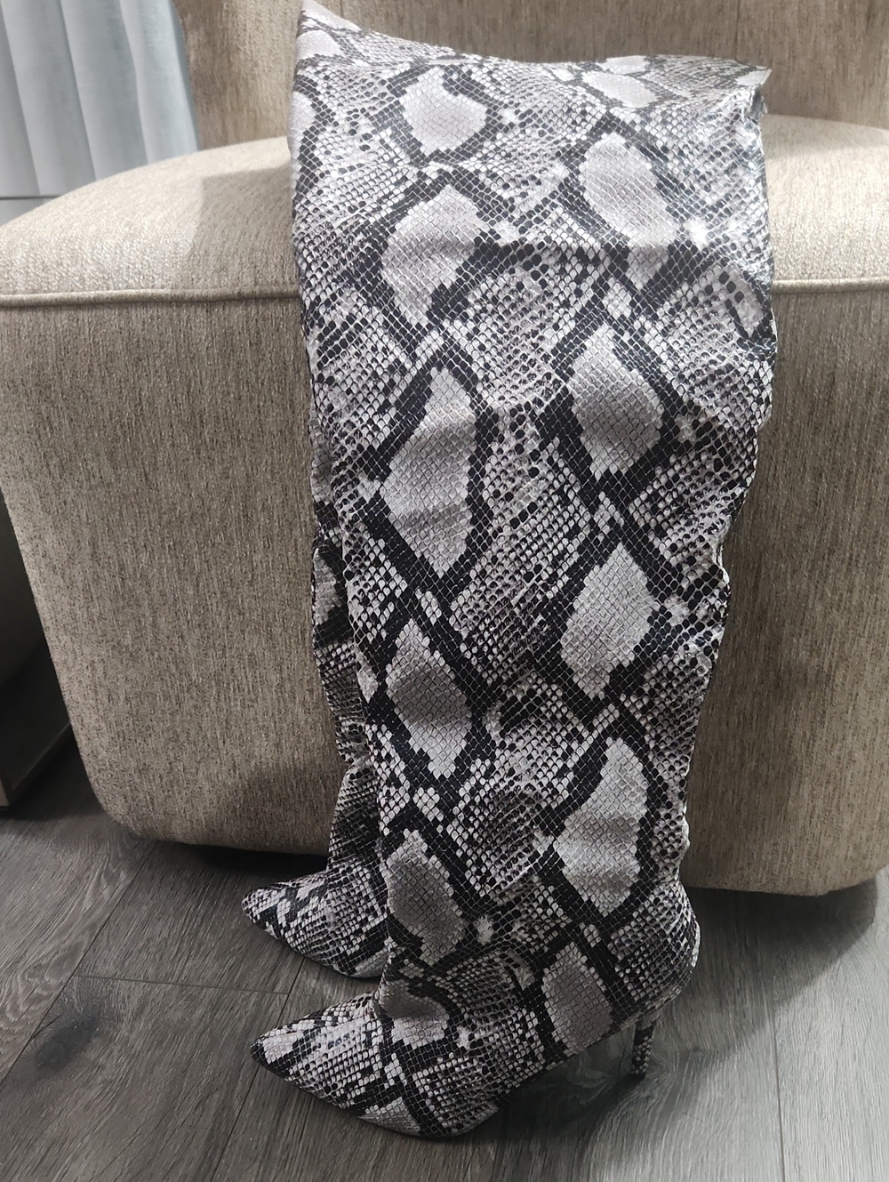 Snake-Print Reptile Habitat Hide - Black & White